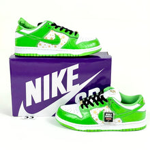 Load image into Gallery viewer, Supreme / NIKE SB Dunk Low OG QS 2021 Mean Green
